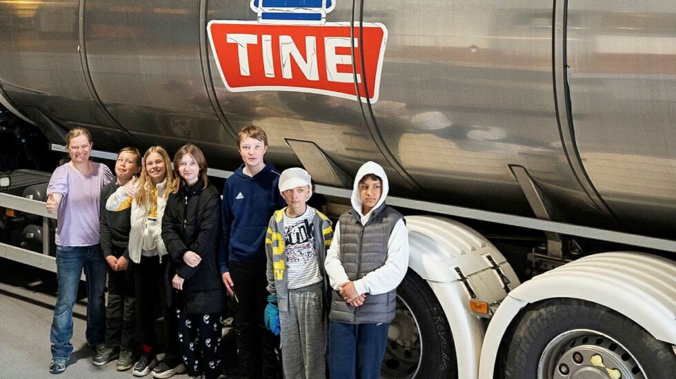 Fra venstre lærer Gunhild Blien, Morten Aleksander Paulsen, Diana Wiik, Elisa Bønå, Jonas Johansen, Elliot Morso Hansen og Adam Adil foran melkebilen
 Foto: Therese Norman Andersen