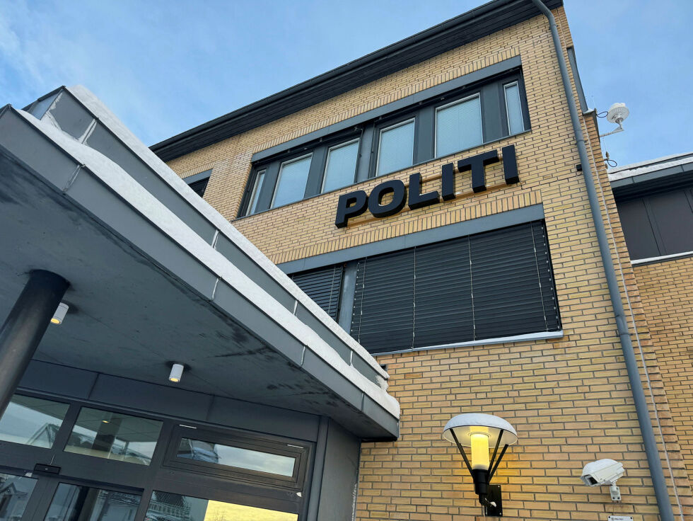 Politiet dro til mannen og hentet flere telefoner.
 Foto: Birgitte Wisur Olsen