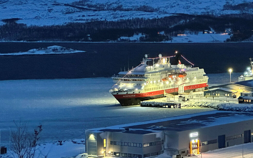 Avtalen med Hurtigruten AS er at det skal være isfritt i Kirkenes havn, noe som ikke var tilfelle på lørdag.
 Foto: Hallgeir Henriksen