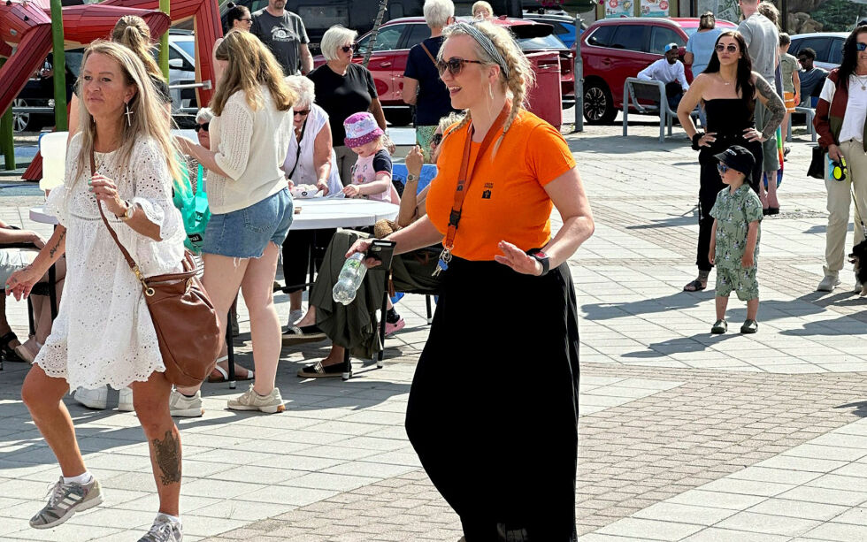 Anja Danielsen hadde et hoftearbeid som var en latino verdig under salsakurset, der hun viste vei. Her sammen med Nikta Inwood, som viste samme talent og danseglede.
 Foto: Hallgeir Henriksen