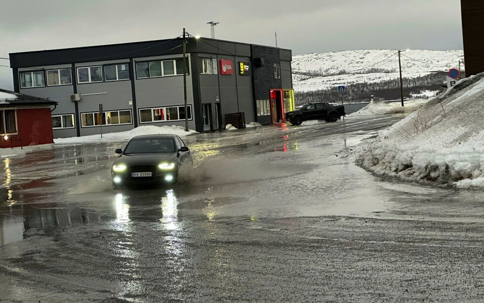 Ved Tollboden og Amfi-senteret var det en solid vanndam lørdag.
 Foto: Hallgeir Henriksen