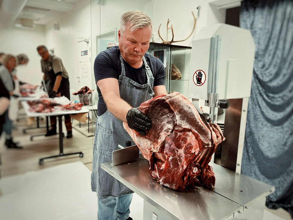 Stødig hånd og konsentrasjon når det skjæres.
 Foto: Siri J. Aule Lundgreen