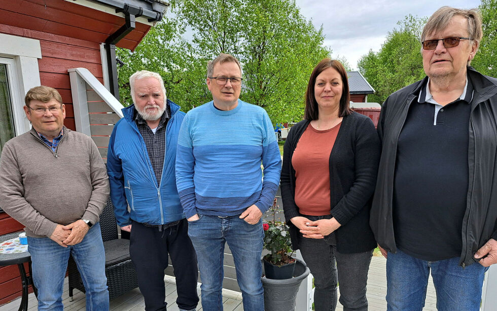 Styret i Finnmark sjølaksefiskeforening 2024: Fra venstre sekretær Roald Nilssen, Martin Samuel Pedersen, Per Andersen, leder Lena Olsen og kasserer Ronny Olsen.
 Foto: Arne Josvald Sabbasen