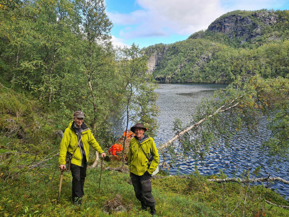 Geologene Lars Olsen og Odleiv Olesen under det store fjellpartiet som kan rase ut i Virdnejávri under arbeidet i sommer.
 Foto: Norges Geologiske Undersøkelse