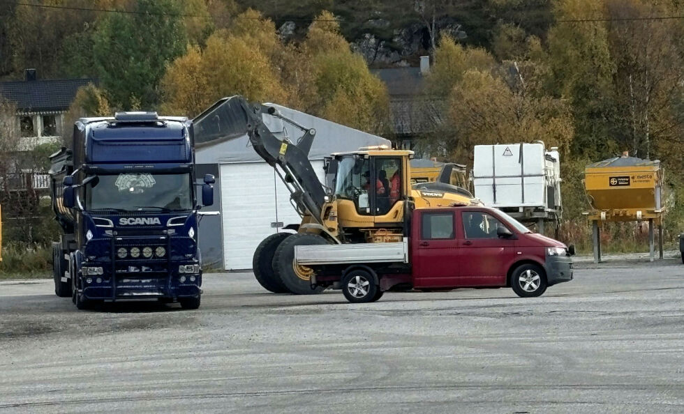 Vektkontrollen viste flere kjøretøy med overlast, og flere av disse måtte ta av deler av lasten.
 Foto: Statens vegvesen