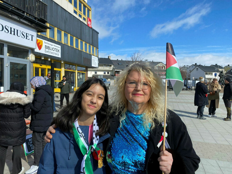 Laila Almassri og leder Aicha Tharaldsen for Palestinakomiteen Finnmark stiller seg i opposisjon til Israels deltakelse i Eurovision Song Contest.
 Foto: Emil Olai Danielsen