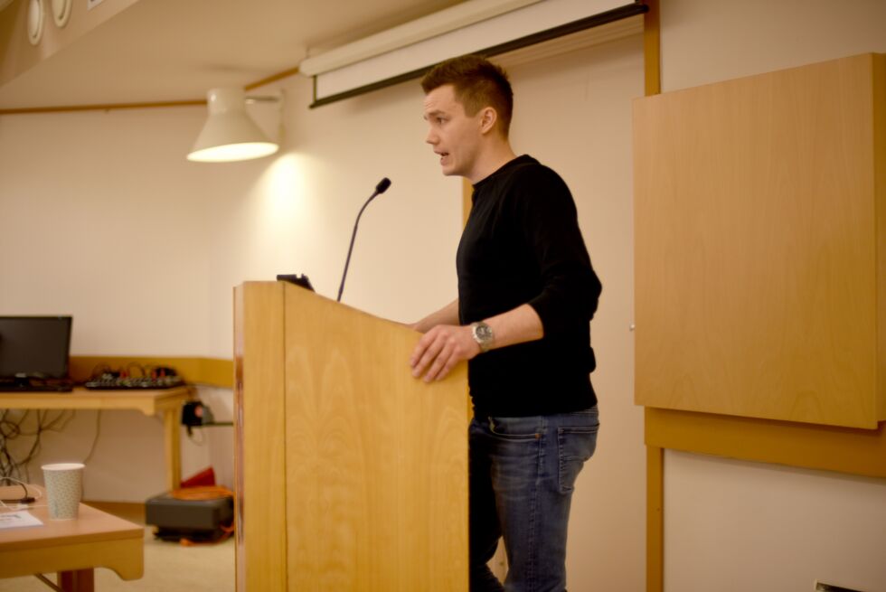 TLPs Hans Magnus Thunestvedt hadde fått oppgaven med å presentere posisjonens budsjettforslag. Lakselvskolee beholder store deler av de frie utstyrsmidlene, samtidig som de gjenoppretter Børselv og Billefjord skole som ble lagt ned av Høyre og FrP i høst. – Det har aldri stått på penger. Penger var heller ikke utfordringen da skolene ble lagt ned, konkluderte Thunestvedt.
 Foto: Bjørn Arne Johansen