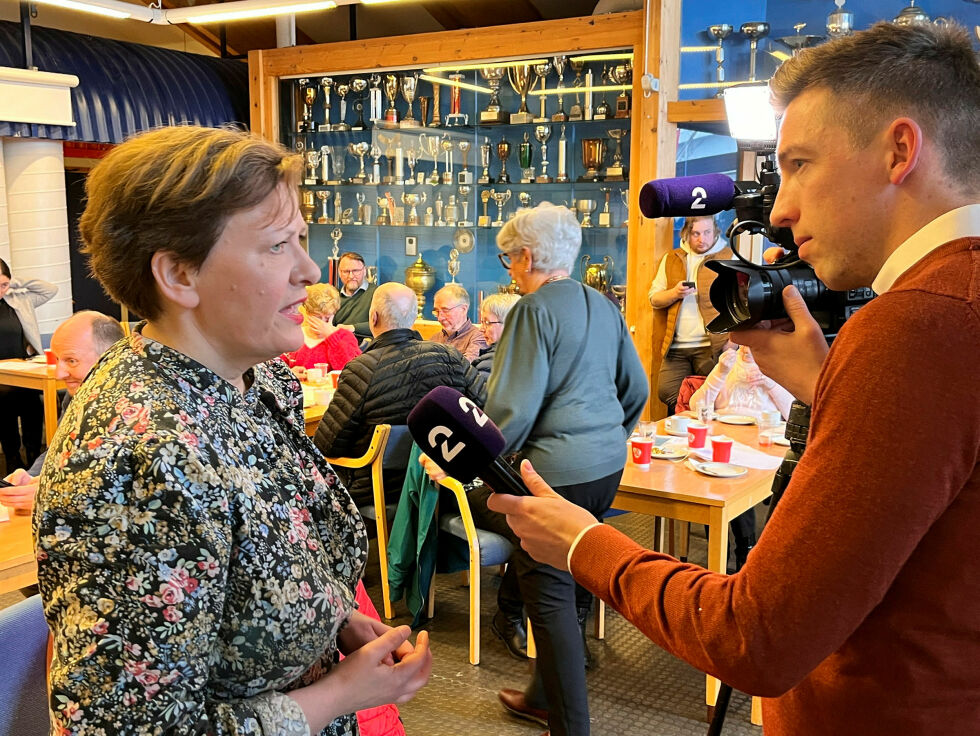 Det er sjeldent nasjonale medier er til stede på begivenheter i Tana, men TV2 hadde tatt turen til Tana Arbeiderpartis 1. mai-markering etter at det ble kjent at Helga Pedersen ikke stiller til kampvotering som partisekretær på Arbeiderpartiets landsmøte.
 Foto: Raymond Hildonen