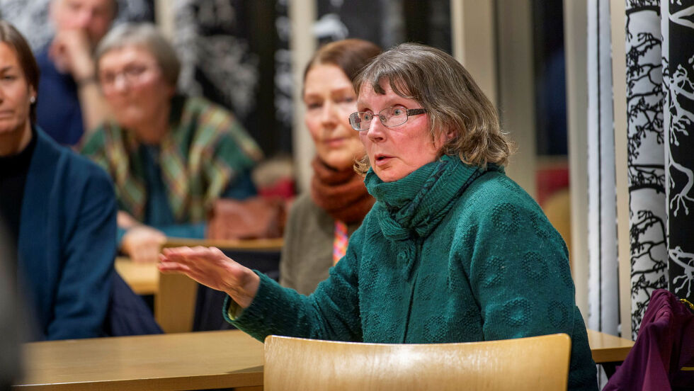 Marit Olli Siiri forklarer at Min árbe forsøker finne en løsning på hvordan samiske stedsnavn i Sør-Varanger kan bli kartlagt.
 Foto: Cecilie Bergan Stuedal