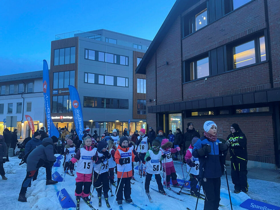 Her står løpere klare til start i gateskirennet.
 Foto: Nikita Møllersen