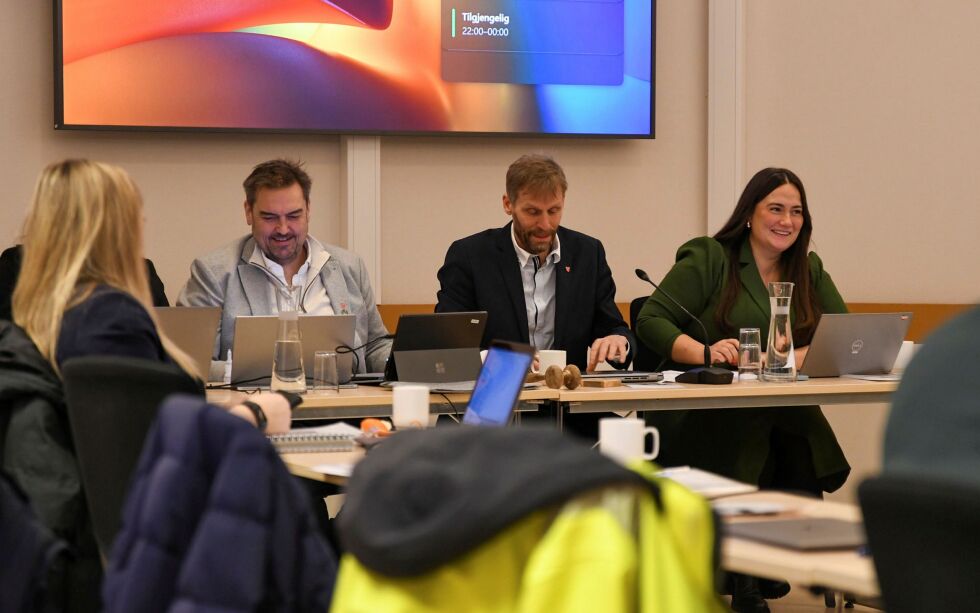 Ordfører Jo Inge Hesjevik (H) og varaordfører Mariell Haugli (Ap) er begge godt fornøyd med at de fikk igjennom partiene sitt felles budsjettforslag. Konstituert kommunedirektør Roger Martinussen til venstre.
 Foto: Irene Andersen