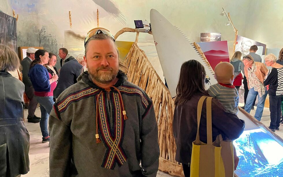 Arkitekt og kunstner Joar Nango forteller om den nye utstillingen som har åpnet på museet i Tromsø.
 Foto: Elin M. Wersland