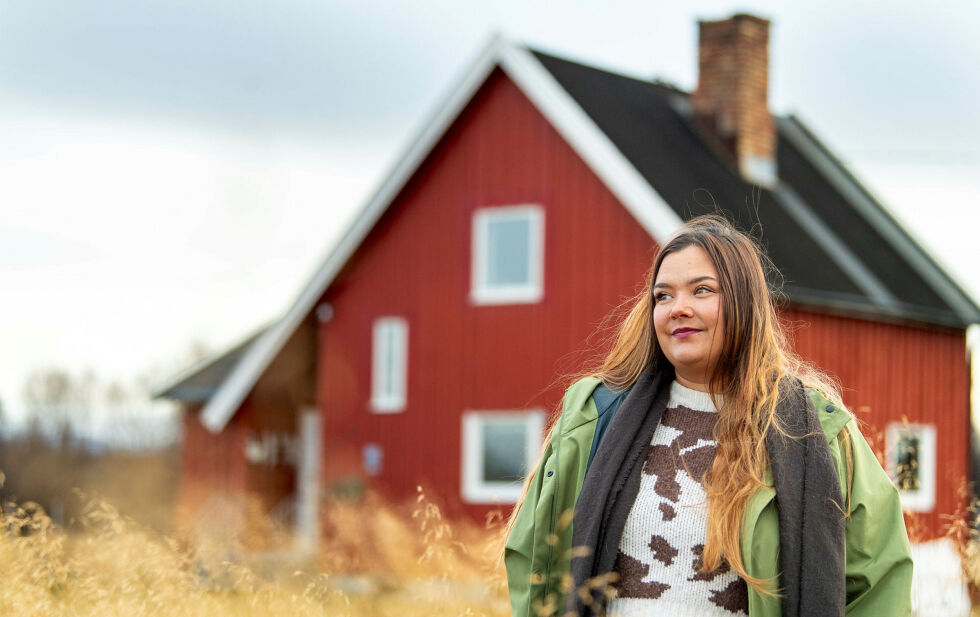 Her står Kathrine Ulstein Johansen foran familiegården der ideen til friluftsboka ble til.
 Foto: Cecilie Bergan Stuedal