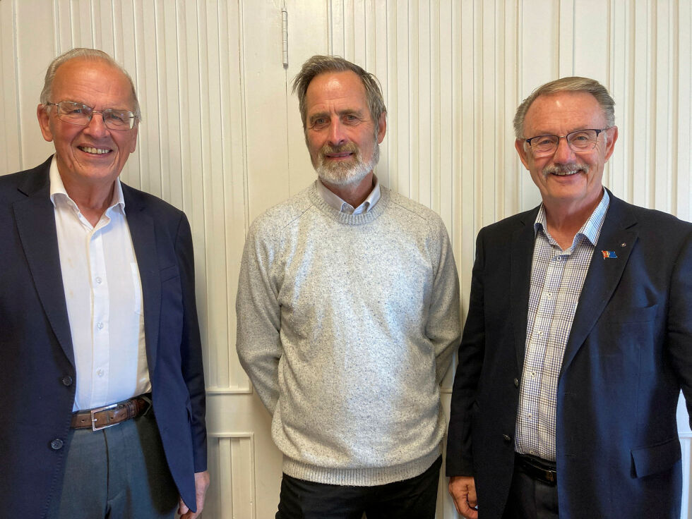 Fra venstre Kurt Hjelmdal som er prest og bibelskolerektor, Leif Halsos, ny daglig leder i Norges Samemisjon, og Jon Teigen, tidligere formann i Norges Samemisjon.
 Foto: Anthon Sivertsen