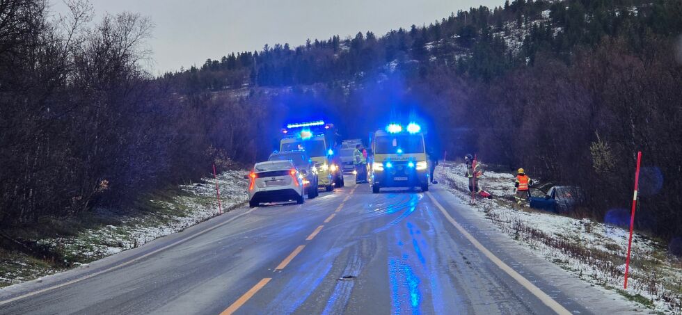 Nødetatene rykker ut til en trafikkulykke nord for Gairasmoen på E6.
 Foto: Marit Kristine Eira