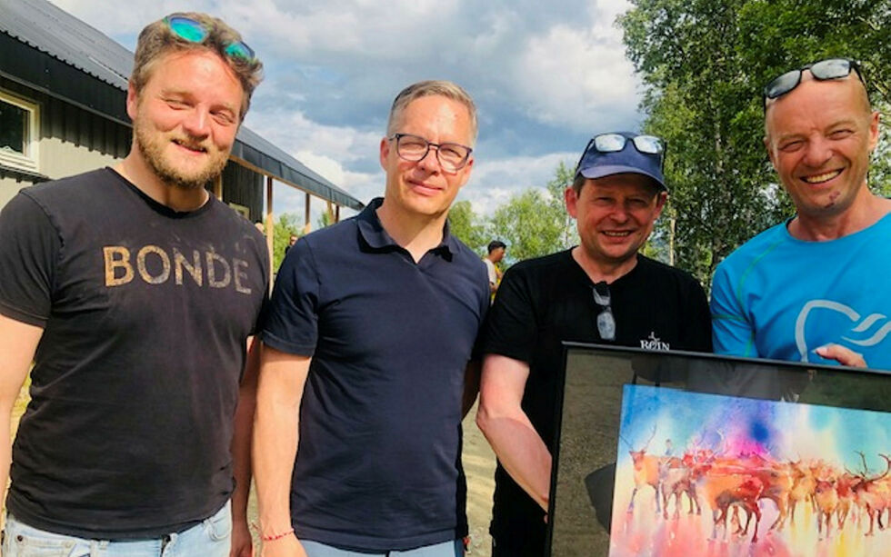 Fire deltakere i ordførerklassen i lassokasting i Langfjord. Steinar Karlstrøm (til høyre), representant for Alta, gikk av med seieren. Han viser her frem premien, en akvarell av Tatiana Nilsen. Ordførerne er fra venstre Kai Petter Johansen, Kvænangen; Cato Kristiansen, Loppa og Anders Buljo, Kautokeino.
 Foto: Privat