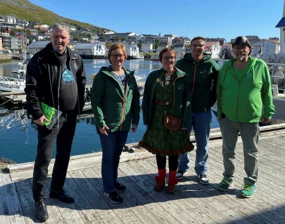 Finnmark Senterparti ved stortingskandidatene Geir Iversen, Nancy Porsanger Anti, Heidi Holmgren, Maksim Guttormsen og Kurt Pasvikbamsen Wikan.
 Foto: Finnmark Senterparti