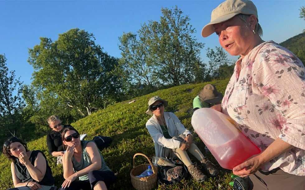 Sissel har med seg noen smakebiter, som faller i smak hos alle fremmøtte, som denne tyttebærsafta. 
– Med iblandet granskudd gir det en ekstra søt smak til det syrlige, forteller hun.
 Foto: Åsa Márgget Anti