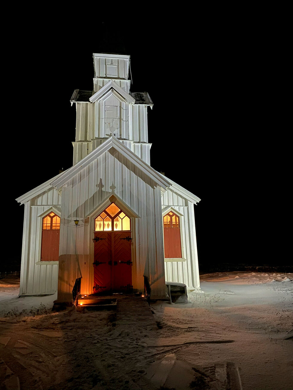 Nesseby kirke ligger utrolig flott til utpå et nes og i mørket kan det se ut som kirken flyter på sjøen. Denne kirken er en av de mest fotograferte kirkene.
 Foto: Thor Thrane