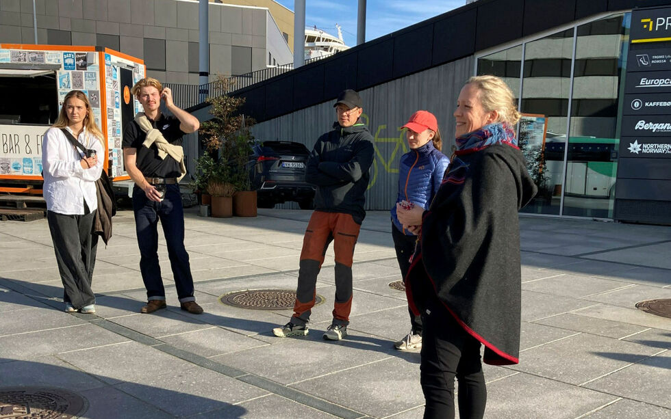 Hege Schanche, rådgiver på Sametinget, leder den historiske byvandringa i Tromsø.
 Foto: Tuva