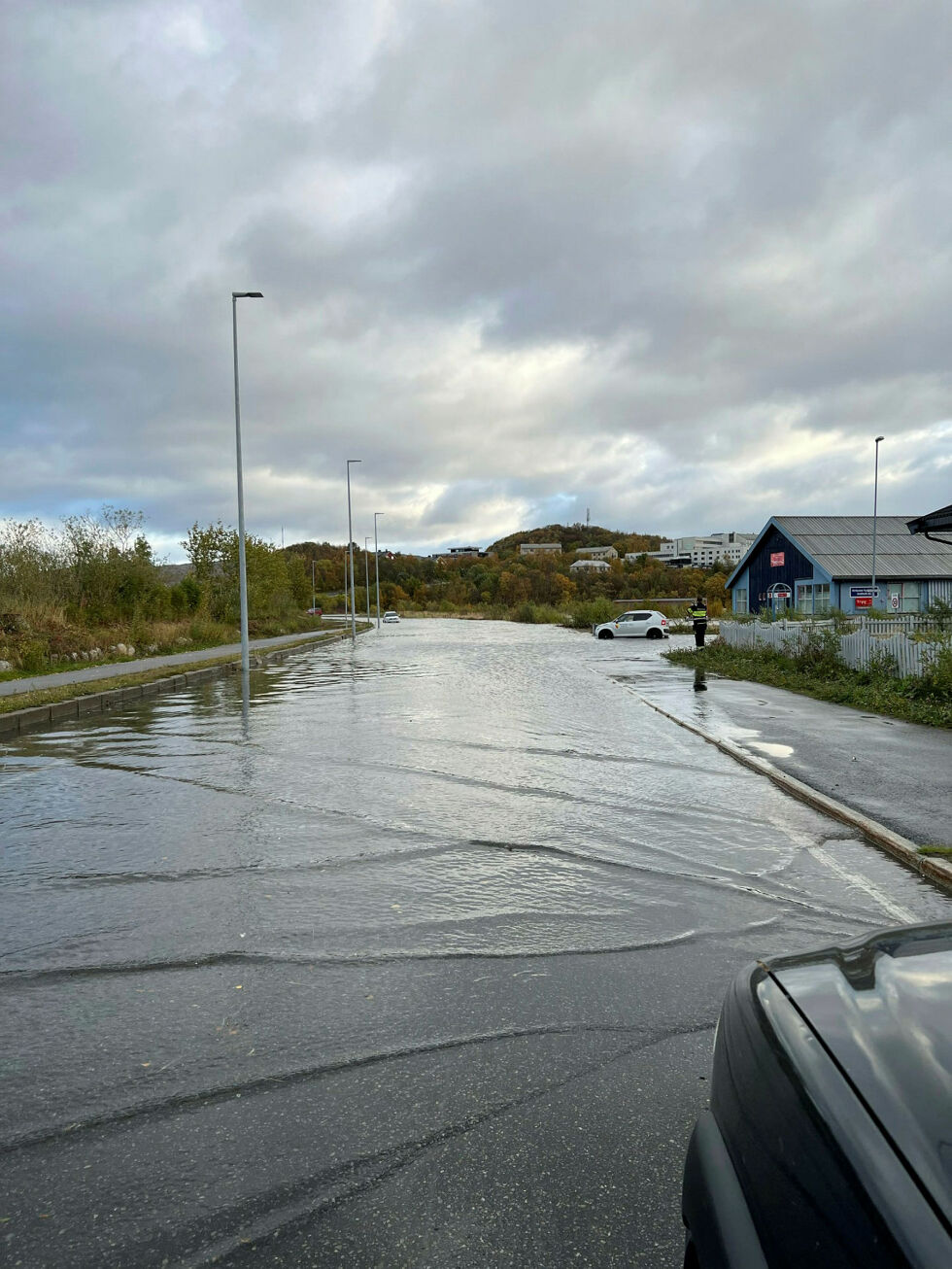 E6 til Prestøya var ikke stengt under storfloa fredag morgen, sjøl om vannet dekket flere hundre meter av veien.
 Foto: Privat