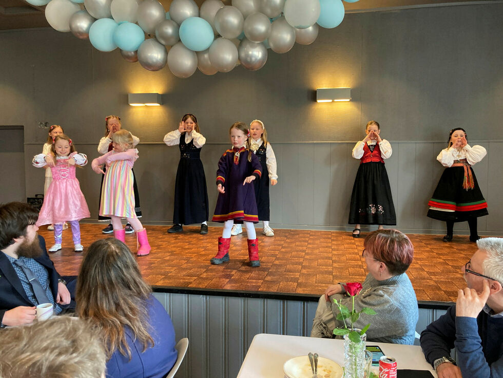 En dansegruppe av unge jenter fremførte et par danser på scenen.
 Foto: Anthon Sivertsen