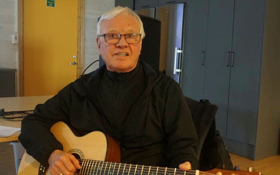 Onsdag 19. juni holder Ole Hartvig Jensen foredrag med bilder og musikk om rockehistorien i Nordkapp. 75-åringen tar fortsatt gjerne en låt på gitaren.
 Foto: Geir Johansen