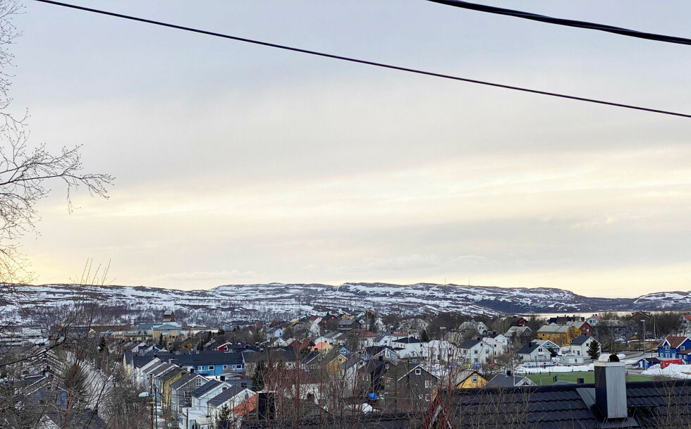 Etterhvert skal alle gatelysene i Kirkenes få strøm fra bakkenettet.
 Foto: Hallgeir Henriksen