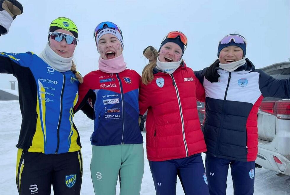 Finnmarks førstelag bestående av (fra venstre) Maria Mikkelsen, Alta IF, Nora Brøndbo Olset, Hammerfest SK, Mathea Stubnova Staalesen, KOS, og Maja Sildnes Olsen, KOS, gikk en meget god stafett under hovedlandsrennet.
 Foto: Finnmark Skikrets