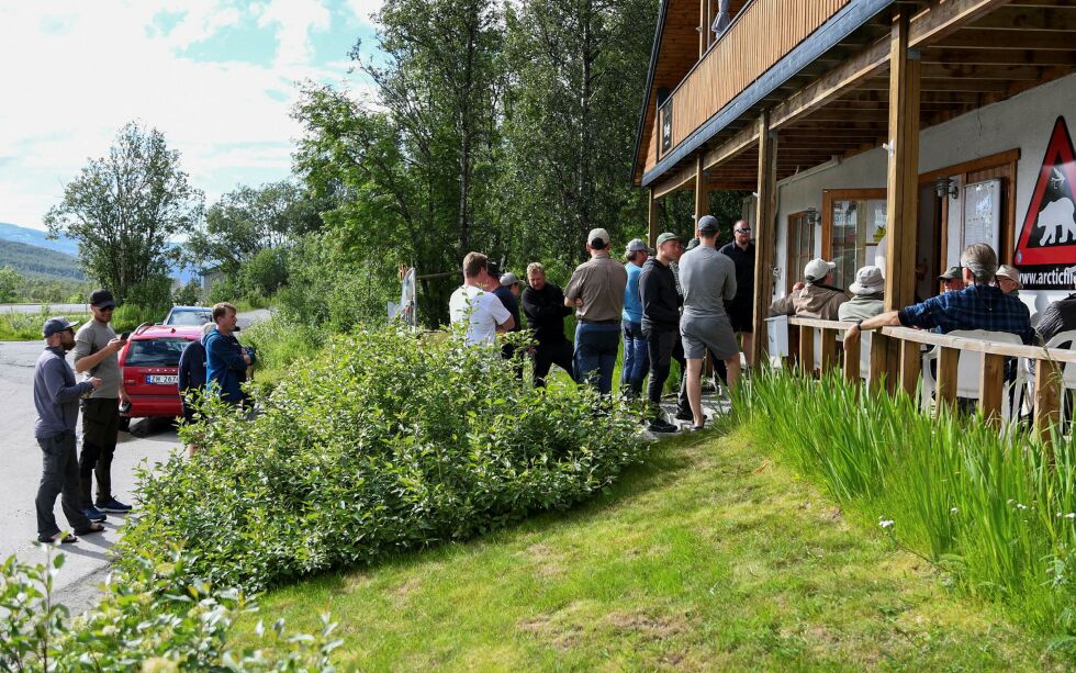 Hver dag klokka 16 strømmer det folk til butikken Arcticflies på Skaidi. Det er klart for trekning av fiskekort til Repparfjordelva.
 Foto: Irene Andersen