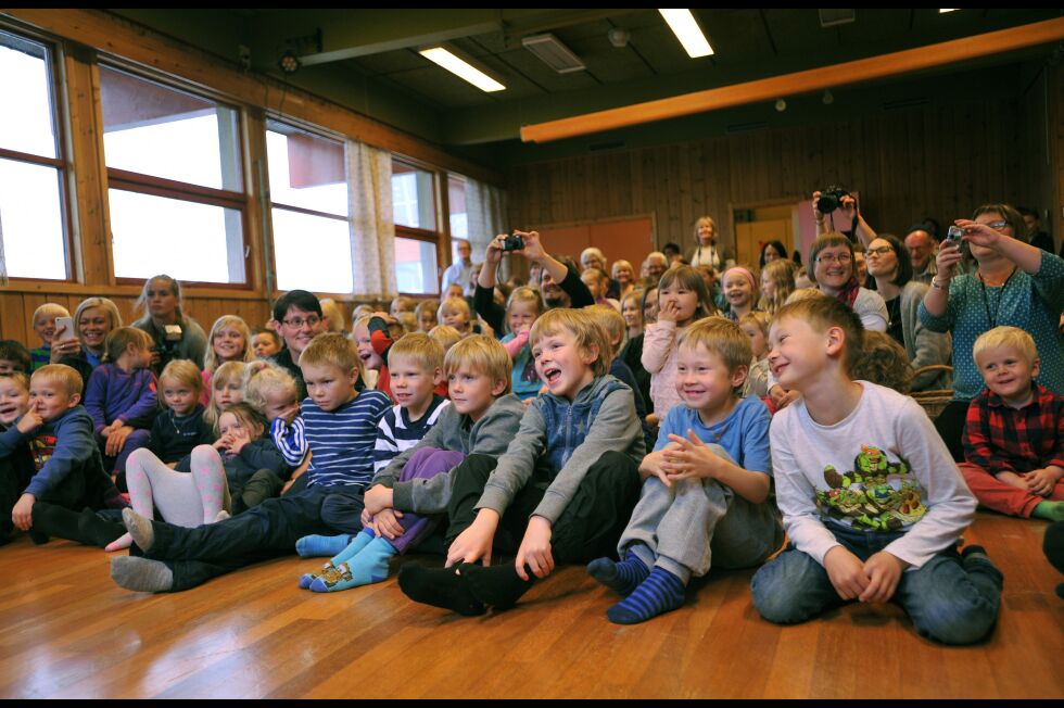 FIN LESESTUND:

Det var mye glede og latter da billedboka «Prinsessen og grisen» ble lansert på sørsamisk fredag ettermiddag.
 Foto: Erik Brenli