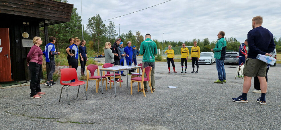 Deltakerne får instruksjoner om løypene av Tore Berglen. I bakgrunnen familien Kaiser fra Drammen med de gule lagtrøyene fra IF Sturla.
 Foto: Hill Haga