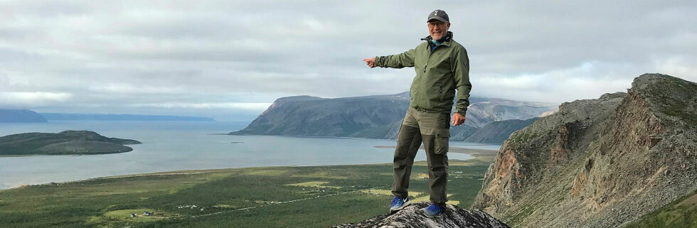 - Børresen peker på det området av Tanaelva som han mener er spesielt viktig for oppgang av laks, Tanaelvmunningen. Slik ser området ut når det er høyvann.
 Foto: Privat