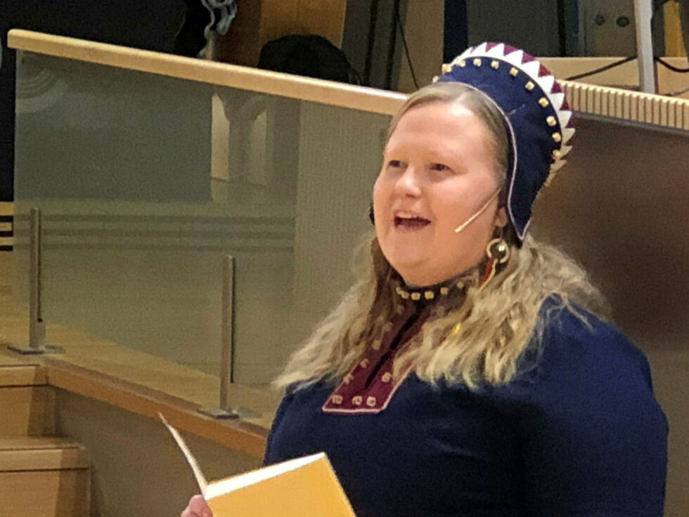 Tidligere sametingspresident i Finland, østsamiske Tiina Juulia Sanila-Aikio sang til de norske sametingspolitikerne, og fortalte om hennes stammes krigsopplevelse da de flyktet fra russisk side under andre verdenskrig. Nå frykter hun at samer kan stå mot samer i Ukraina-krigen.
 Foto: Stein Torger Svala