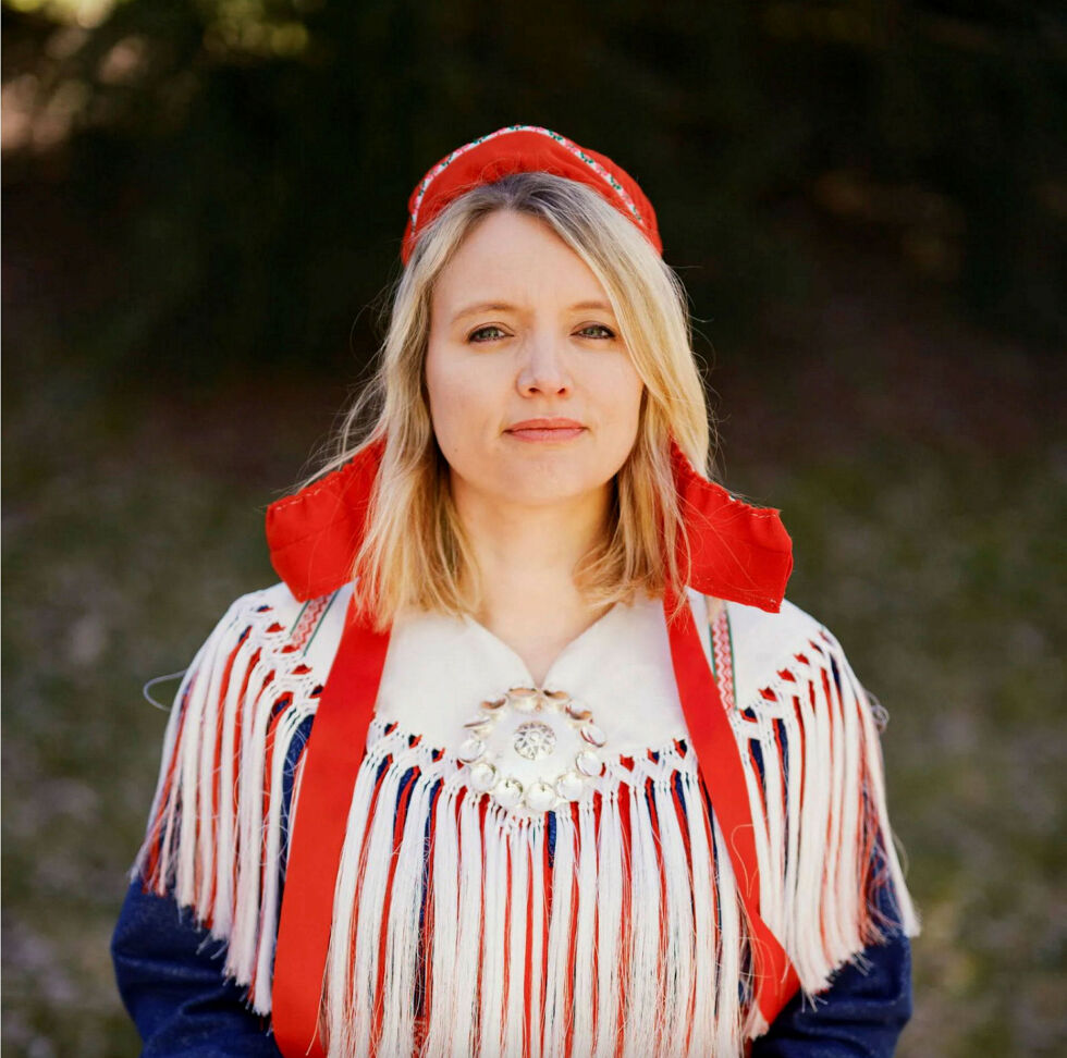 Kathrine Nedrejord (f. 1987) er forfatter, dramatiker og scenekunstner. Hun er oppvokst i Kjøllefjord i Lebesby og har bodd i Paris siden 2011. Hennes mor og morsslekt er fra Karasjok.
 Foto: Fartein Rudjord / Forlaget Oktober