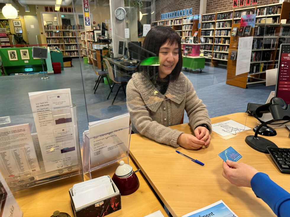 Berit He Jin Nilsen var kjempefornøyd med at hun nå kan bruke biblioteket utenom ordinær åpningstid, og for eksempel ta med ungene en lørdag ettermiddag eller søndag.
 Foto: Birgitte Wisur Olsen