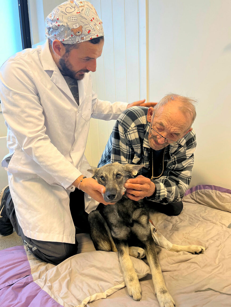 Alf gjenforenes med Násti etter operasjonen sammen med veterinær Leon Cantas.
 Foto: Privat Vet Praksis