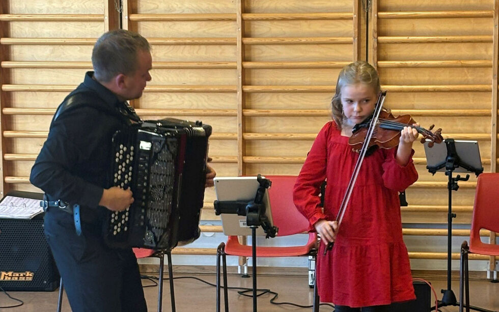 Merja Yli-Tepsas 10-årige datter imponerte på fiolin. I tillegg sang hun flere sanger.
 Foto: Ivar W. Kaski