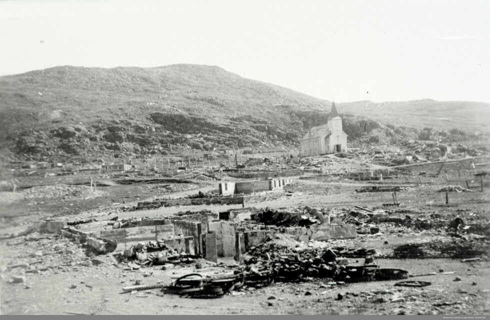 Honningsvåg i 1945. Tyskerne brente alt unntatt kirka.
 Foto: Musene for kystkultur og gjenreisning i Finnmark IKS