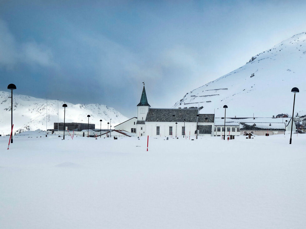 Staten bruker masse penger på bevaring av kirkebygg. Så langt har det ikke kommet noen søknader fra Finnmark. Illustrasjonsfoto: Honningsvåg kirke i Nordkapp, det eneste bygget i Honningsvåg, som ble spart under nazistenes nedbrenning høsten 1944.
 Foto: Niels Westphal