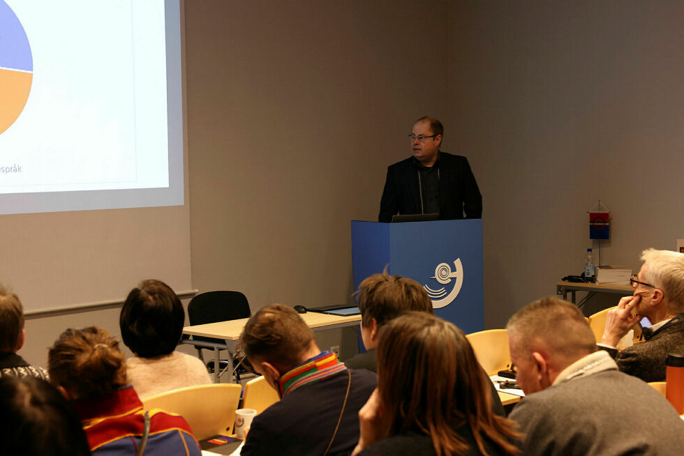 Kevin Johansen mener barnehageloven bør gi sterkere rettigheter til samisk språk, slik det er i skolen.
Han mener også at kapasiteten på samisk fjernundervisning bør styrkes slik at flere elever kan velge samisk som førstespråk, også som fjernundervisning.
 Foto: Samisk høgskole