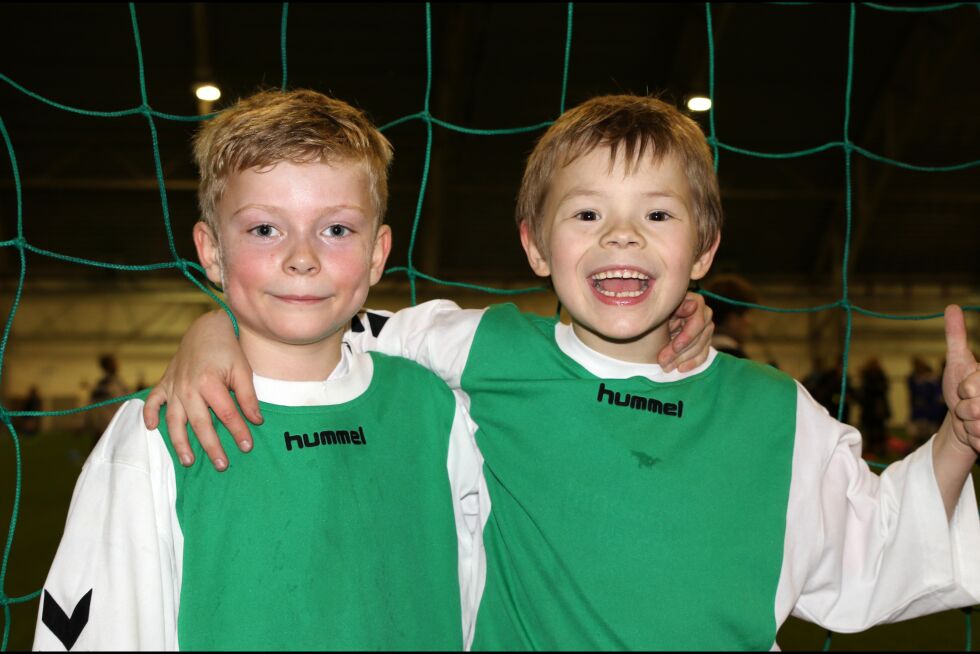 Krisander Randa (8) og Kolbjørn Eriksen (8) fra Pasvik Hauk, gledet seg til premieutdelingen.
 Foto: Silje L. Kvammen