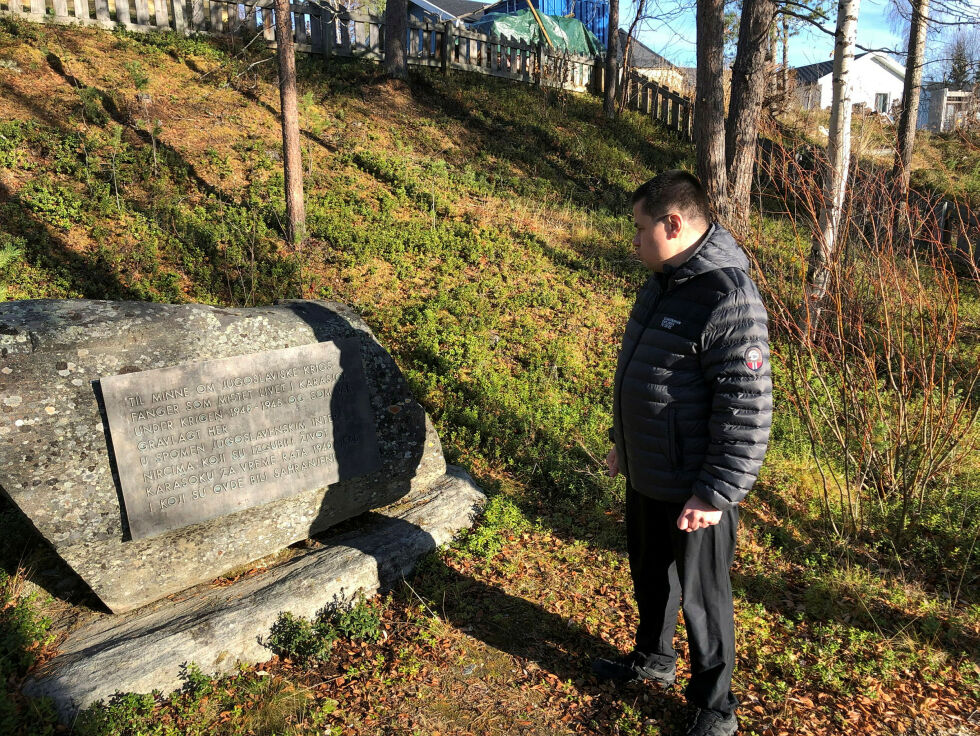 Dmitry er sjokkert over vesle Karasjoks dramatiske krigshistorie, som ingen har fortalt han om. Her ved minnesmerket over de jugoslaviske krigsfangene som ble myrdet av norsk SS under forrige krig i dette landet.
 Foto: Stein Torger Svala