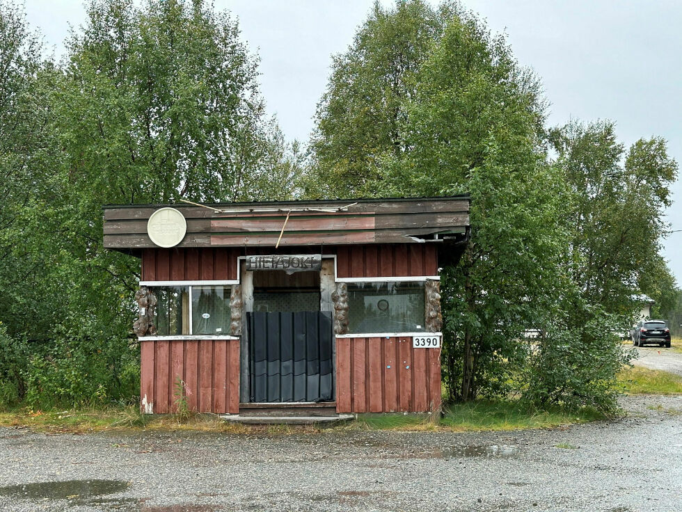 Denne gamle nedlagte kiosken står som et litt trist minnesmerke over ei tid da det var mye liv og røre rundt den like nedlagte campingplassen ved Kirakkajärvi.
 Foto: Hallgeir Henriksen