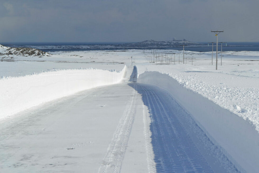 Store mengder sne og lite tining gjør at det fortsatt tar litt tid før man får åpnet Hamningbergveien.
 Foto: Odd Walter Hirsivaara/FFK