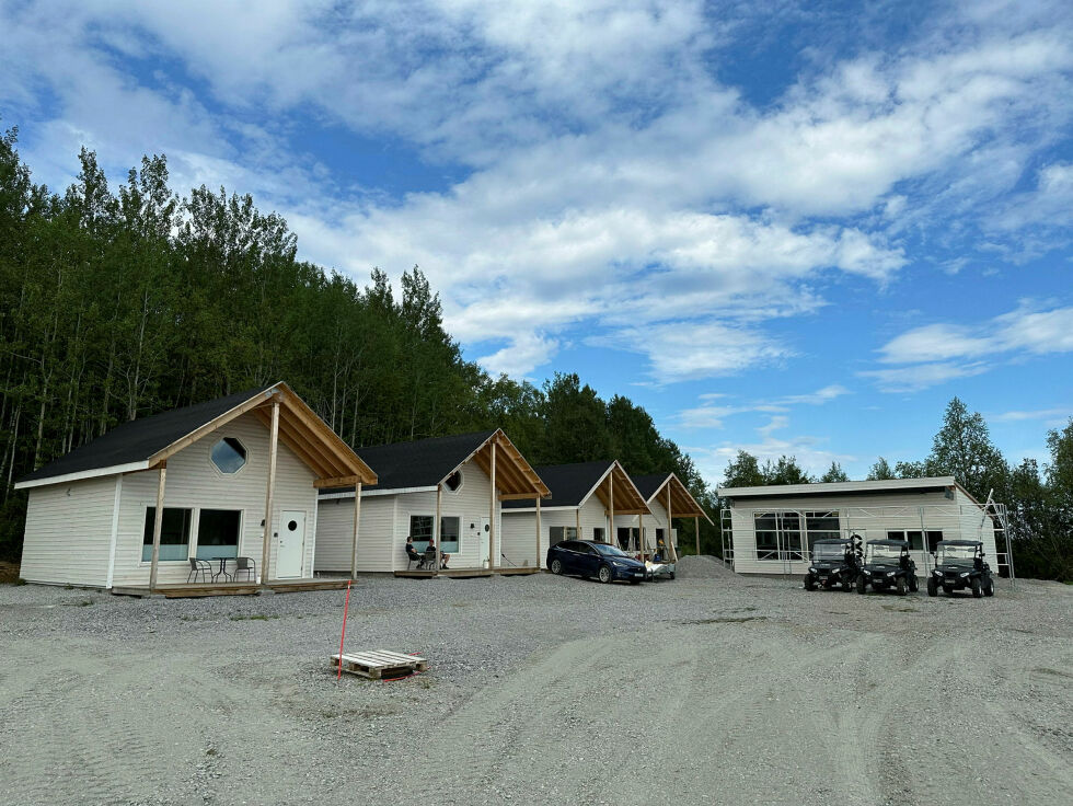 I første byggetrinn er det fire hytter samt et serviceanlegg med pub som bygges i Neiden, 150 meter fra E6, på skrå fra Neidenkroa.
 Foto: Hallgeir Henriksen