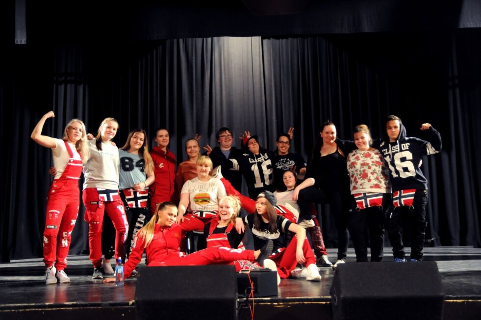 Ingri Maylén Larsen, Vilde Gulbjørnsen Johansen, Mia Marie Nilsen, Vilde Haugli Josefsen, Johanne Borch, Fredrik Ingebrigsten, Mathias Olsen Hansen, Christian Baardsen, Ine Leinan, Julie Pedersen Mikkelsen, Rayner Aksberg, Julie Jenssen, Synne Larsen, Beate Jolma, Kristin Alice Opgård og Karoline Mikalsen viser seg stolt frem og er klare for helgen.
 Foto: Frida Persen