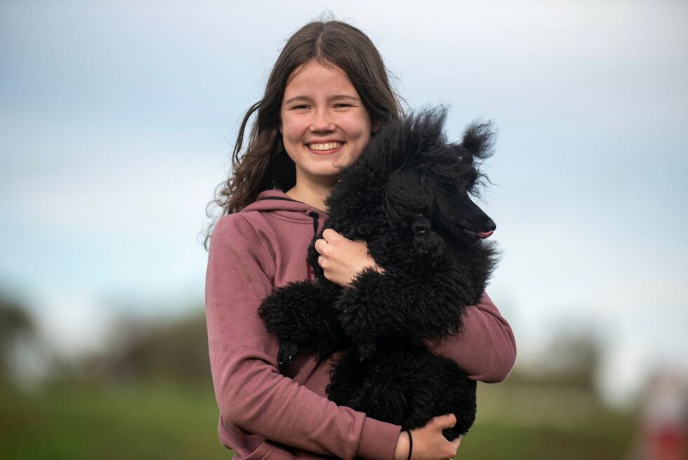 Julie Somby Persen gleder seg til å representere Norge i junior-VM med hunden sin Flick.
 Foto: Irene Andersen