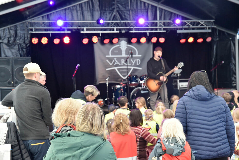 Fredag stilte arrangør Sigbjørn Sarre på scenen for at også de minste skulle få ta del i festivalopplevelsen.
 Foto: Oskar Melkeraaen Aas