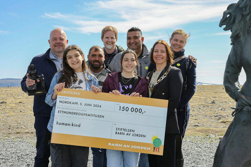 Onsdag 5. juni ble årets Barn av Jorden-pris delt ut på Nordkapp. Fungerende ordfører Sirin Figenschou Høyen (foran til høyre) representerte Nordkapp kommune under utdelingen.
 Foto: Lars Vestad